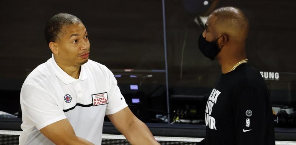 El entrenador asistente de Los Angeles Clippers, Tyronn Lue, a la izquierda, le da la mano a Chris Paul de Oklahoma City Thunder.