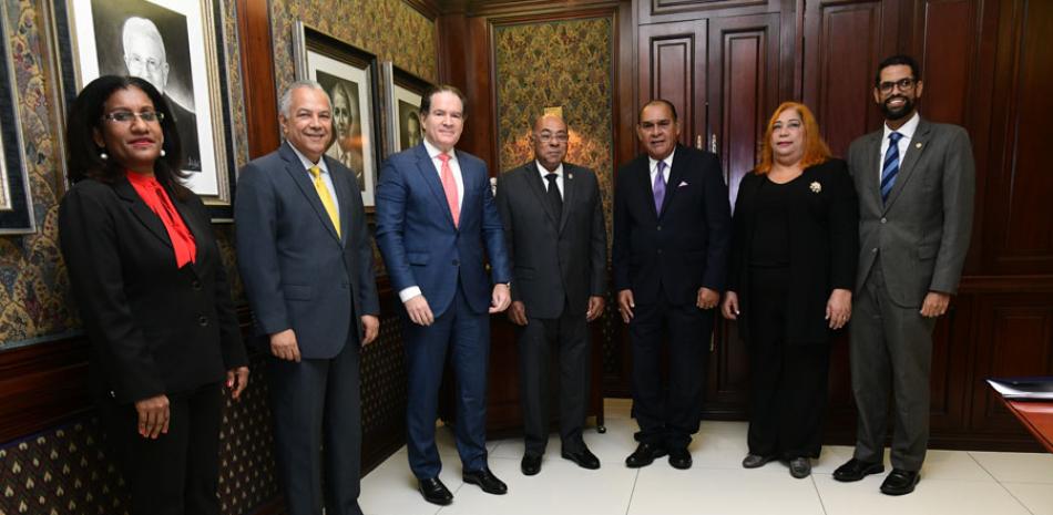 El presidente del TC, Milton Ray Guevara, fue el invitado del Desayuno de Listín Diario que encabezó el presidente de la Editora, Manuel Corripio Alonso, junto con el director del diario, Miguel Franjul; el subdirector, Fabio Cabral,y la periodista Wanda Méndez. Ray Guevara estuvo acompañado del secretario general del TC, Julio José Rojas Báez, y de la directora del departamento de Planificación y Desarrollo, Belén Catalina del Toro . /JORGE CRUZ