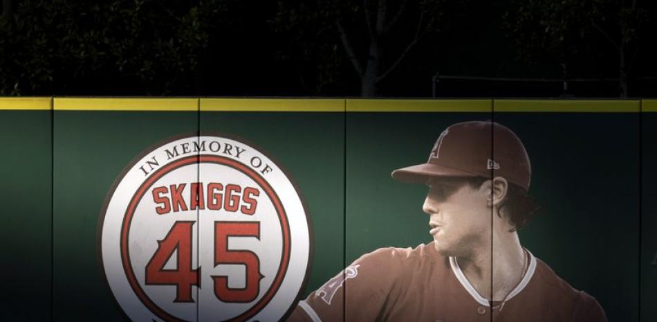 Aquí se muestra una imagen y un logotipo para conmemorar al ex lanzador de los Angelinos de Los Ángeles, Tyler Skaggs, en la pared del jardín en Anaheim, California.