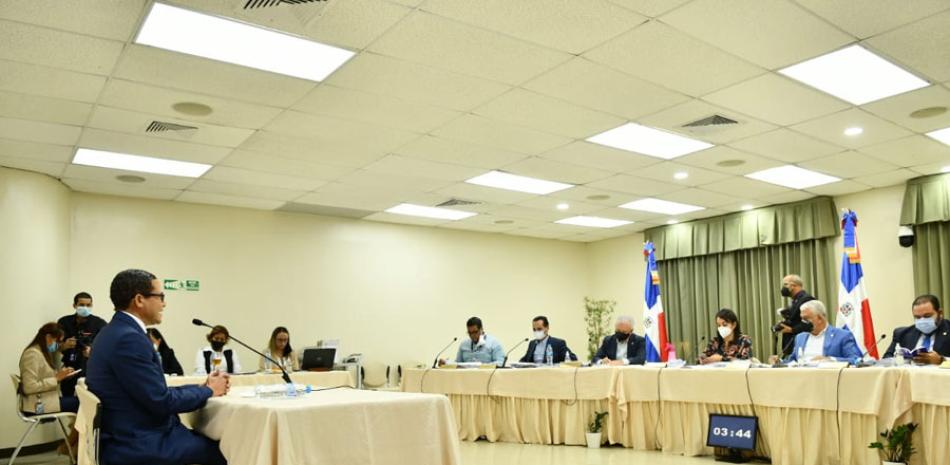 La comisión especial delSenado entrevistó ayer a Eddy Olivares, exmiembro de la JCE. /VICTOR RAMÍREZ
