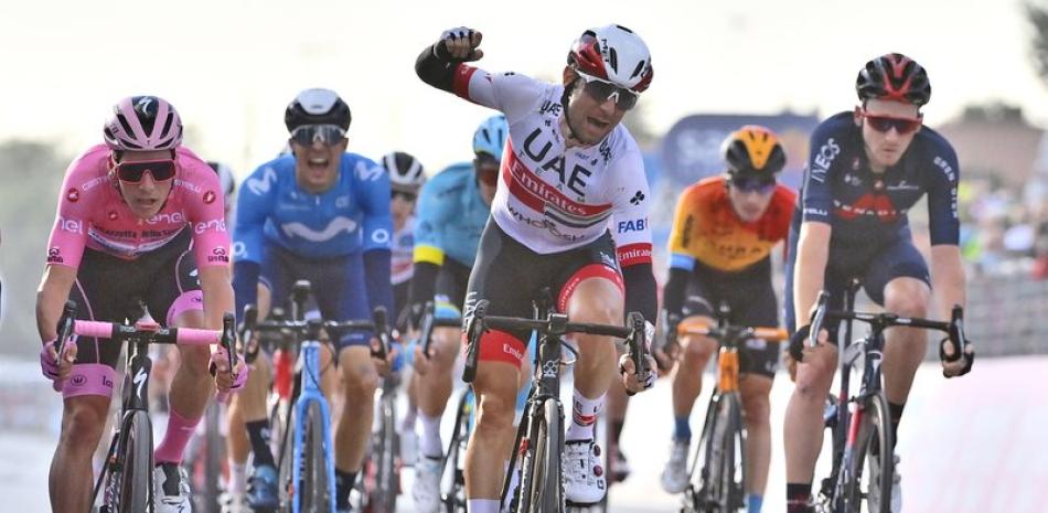 El italiano Diego Ulissi, centro, festeja tras conquistar la 13ra etapa del Giro de Italia, en una jornada de Cervia a Monselice, Italia, este viernes.