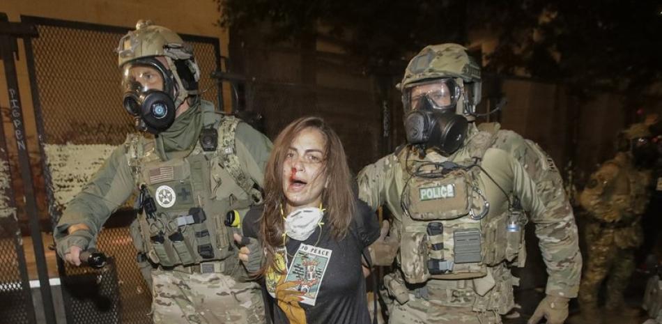 Una manifestante ensangrentada es arrestada por agentes federales durante una protesta de Black Lives Matter. Foto: AP/Marcio Jose Sanchez.