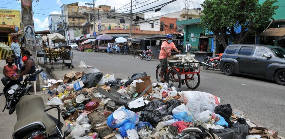 Cúmulos de basura son apreciados en la capital dominicana y en Santo Domingo Este. ADRIANO ROSARIO/LD