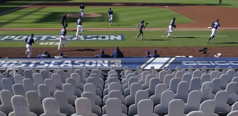 Ante siluetas de fanáticos, recortadas y colocadas en el graderío del Petco Park de San Diego, los Rays de Tampa Bay.