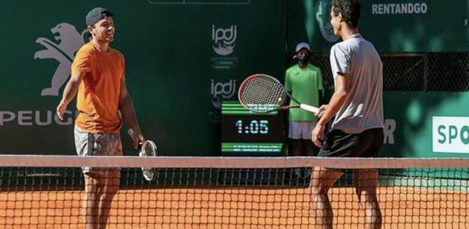 El dominicano Roberto Cid y el portugués Goncalo Oliveira se saludan luego de ganar el ATP Challenger de Lisboa.