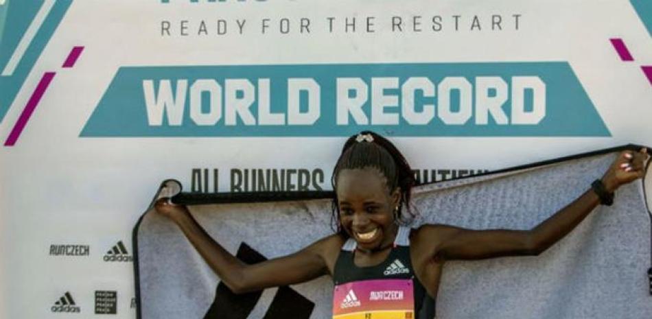 La keniana Peres Jepchirchir rompió su propio récord mundial de media maratón.