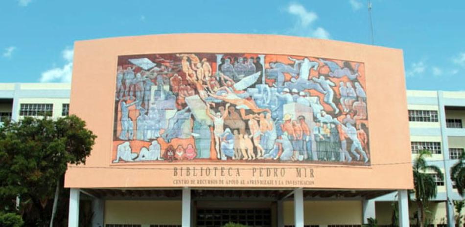 Vista frontal de la Biblioteca Pedro Mir de la Universidad Autónoma de Santo Domingo.