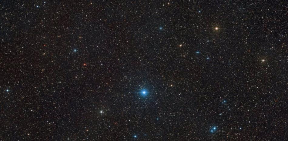 Una vista de campo amplio de la región del cielo que contiene HR 6819, un sistema estelar a aproximadamente 1,120 años luz de distancia.