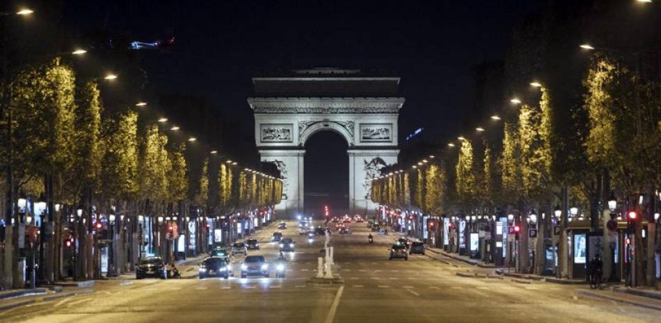 La avenida Campos Elíseos de París durante un toque de queda ordenado por las autoridades para frenar los contagios de coronavirus, en la capital de Francia y otras ciudades. / AP