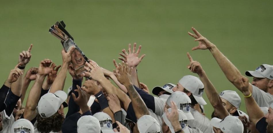 El reflejo del lanzador de los Rays de Tampa Bay Tyler Glasnow en el trofeo de campeones de la Liga Americana.