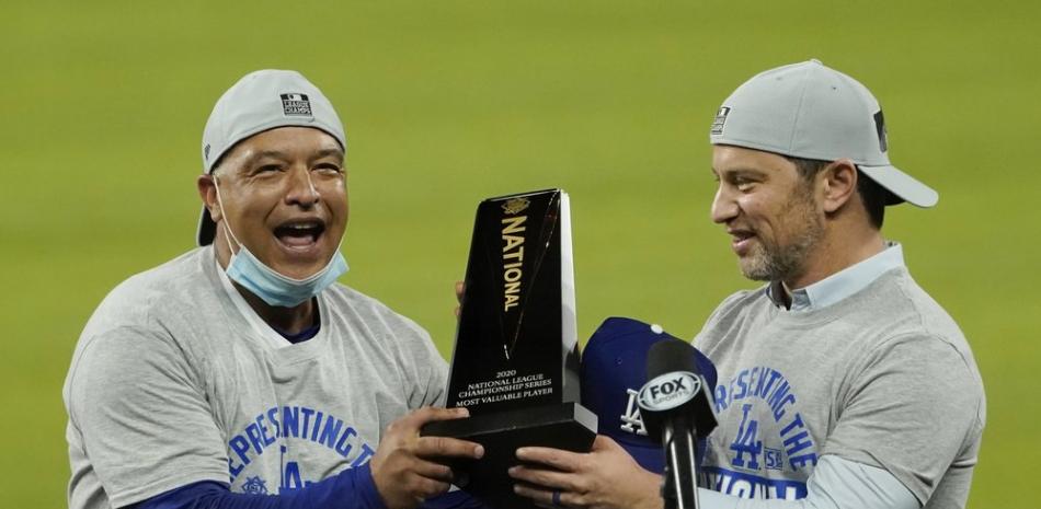 El manager de los Dodgers de Los Ángeles Dave Roberts (izquierda) y el presidente de operaciones de béisbol Andrew Friedman con el trofeo de campeones de la Liga Nacional tras vencer a los Bravos de Atlanta, este domingo.