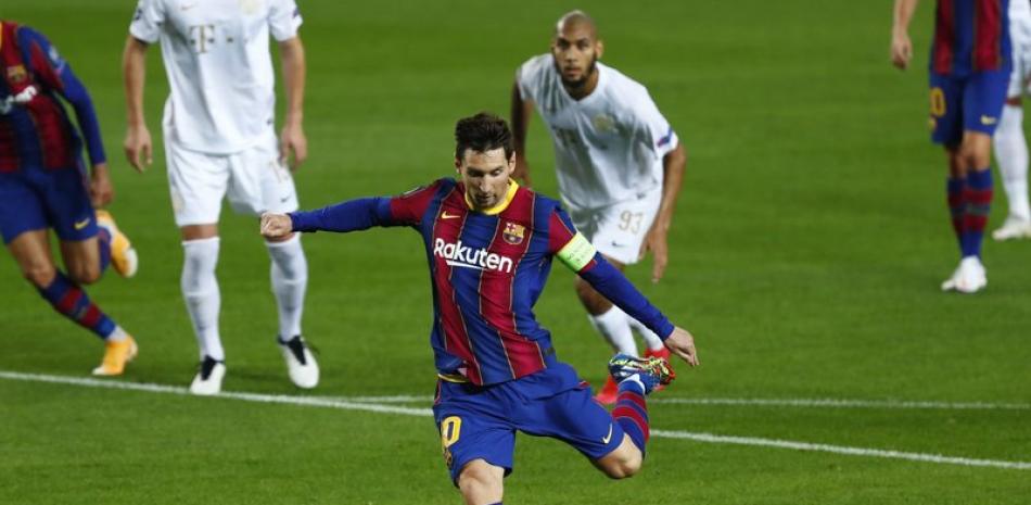 El delantero argentino del Barcelona Lionel Messi anota un gol de penal en la victoria 5-1 ante Ferencvaros por la Liga de Campeones, este martes, en el estadio Camp Nou.