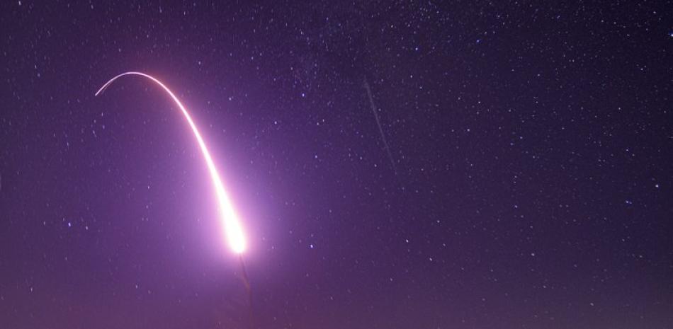 Esta imagen tomada con baja velocidad de obturación el 2 de octubre de 2019 y difundida por la Fuerza Aérea de Estados Unidos, muestra el lanzamiento de prueba de un misil balístico intercontinental no armado Minuteman 3 en la Base Vandenberg, en California. (Staff Sgt. J.T. Armstrong/U.S. Air Force via AP)