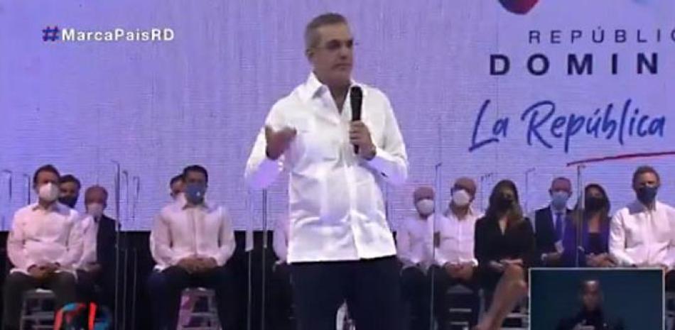 El presidente Luís Abinader al momento de pronunciar un discurso en la ceremonia de lanzamiento de MarcaPaís.