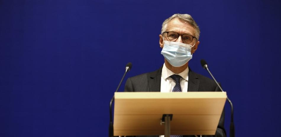 El fiscal estatal antiterrorista Jean-Francois Ricard con una máscara facial, habla durante una conferencia de prensa en París el 21 de octubre de 2020 después de que un maestro fuera decapitado.