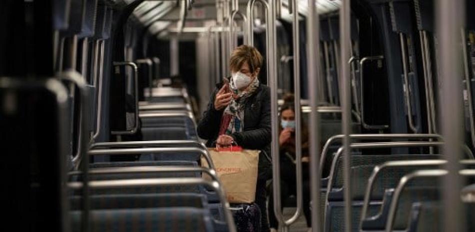 Las personas viajan en un tren de metro, el 17 de octubre de 2020 en París, al comienzo de un toque de queda nocturno implementado para combatir la propagación de la pandemia Covid-19 causada por el nuevo coronavirus.

Abdulmonam Eassa / AFP