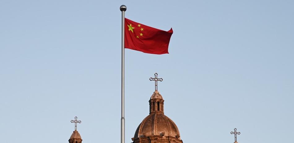 La bandera nacional china ondea frente a la Iglesia de San José, también conocida como Iglesia Católica Wangfujing, en Beijing el 22 de octubre de 2020, el día en que se renovó un acuerdo secreto de 2018 entre Beijing y el Vaticano por otros dos años.

Foto Greg Baker / AFP