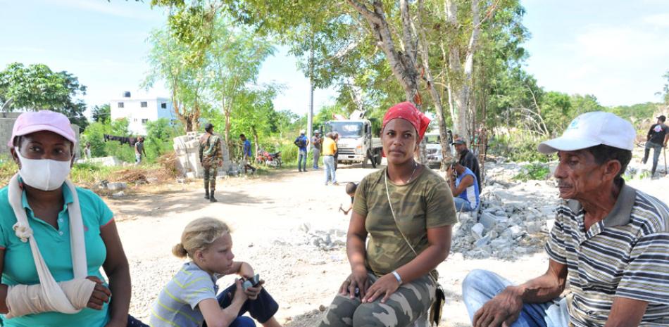 Miembros de familias desalojadas en Los Farallones.