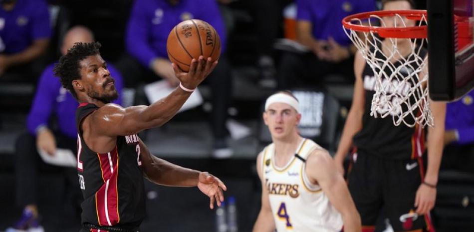 Jimmy Butler (22), del Heat de Miami, encesta en el sexto partido de las finales de la NBA ante los Lakers de Los Ángeles.