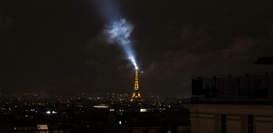 Una foto tomada el 20 de octubre de 2020 muestra la Torre Eiffel en la noche durante el toque de queda en París, después de que aumentaron los casos en lo que una vez más se ha convertido en uno de los principales puntos calientes de Europa.