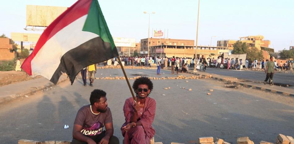 Los manifestantes sudaneses bloquearon el acceso al puente Mansheiya, sobre el Nilo Azul, en la capital, Jartum, el 23 de octubre de 2020, durante una manifestación que exigía justicia para un hombre asesinado en manifestaciones anteriores por una crisis económica cada vez más profunda.

Foto Ebrahim Hamid / AFP