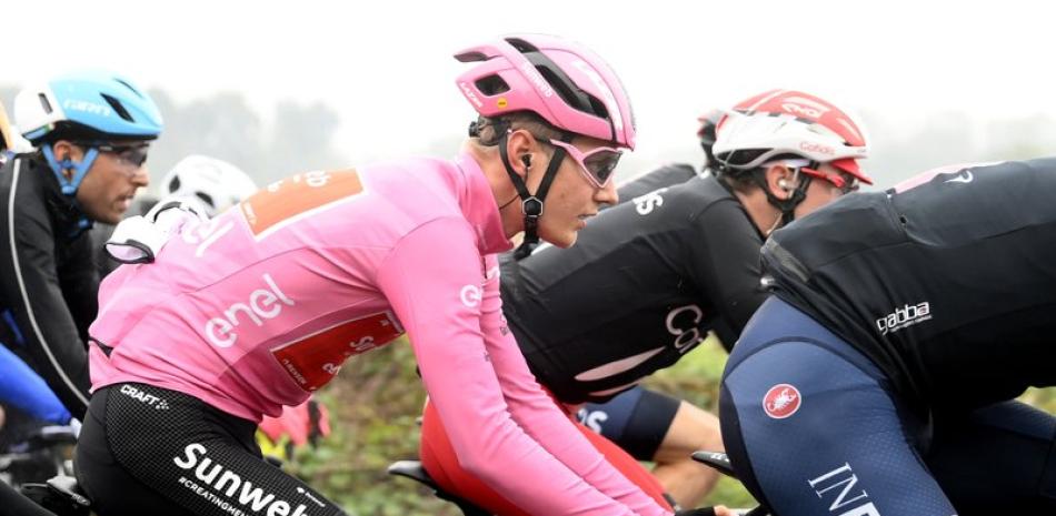 El holandés Wilco Kelderman viste el jersey rosa de líder general durante la 19na etapa del Giro de Italia, de Morbegno a Asti, Italia, estel viernes.