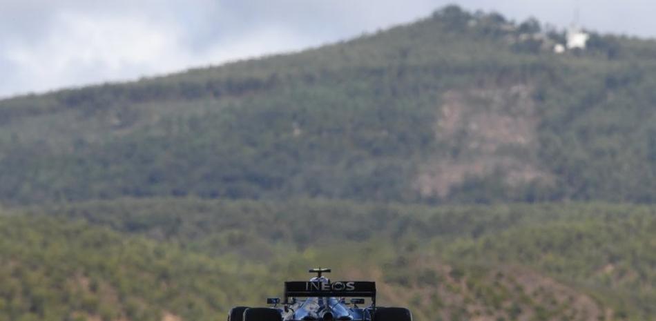 El piloto finlandés Valtteri Bottas conduce su Mercedes en la primera sesión de práctica para el Gran Premio de Portugal de la Fórmula Uno, en el Circuito Internacional Algarve, en Portimao, Portugal, este viernes.