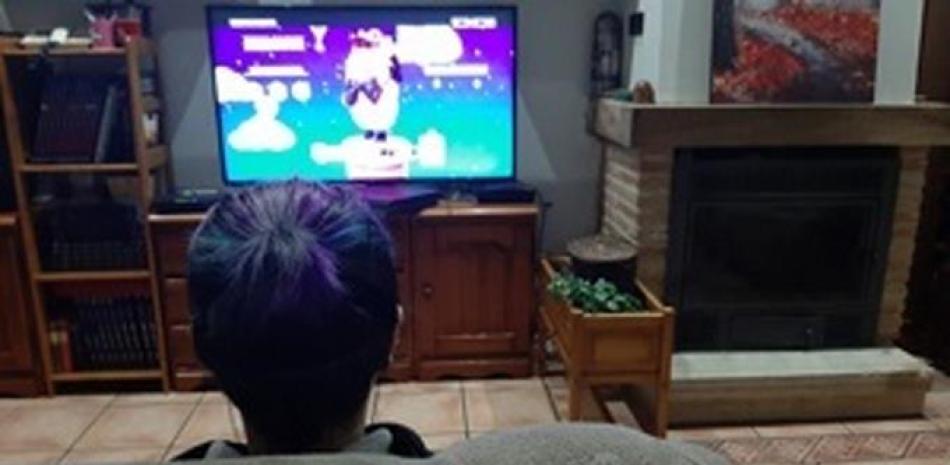 “Fall Guys” jugando en la televisión de una "gamer".