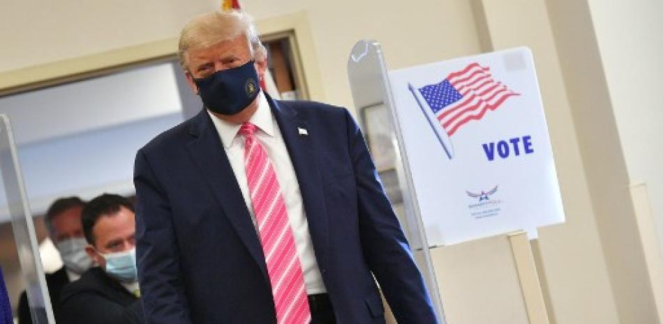 El presidente de los Estados Unidos, Donald Trump, se va después de emitir su voto en la Biblioteca Pública del Condado de Palm Beach, durante la votación anticipada para las elecciones del 3 de noviembre. Foto: Mandel Ngan/AFP.