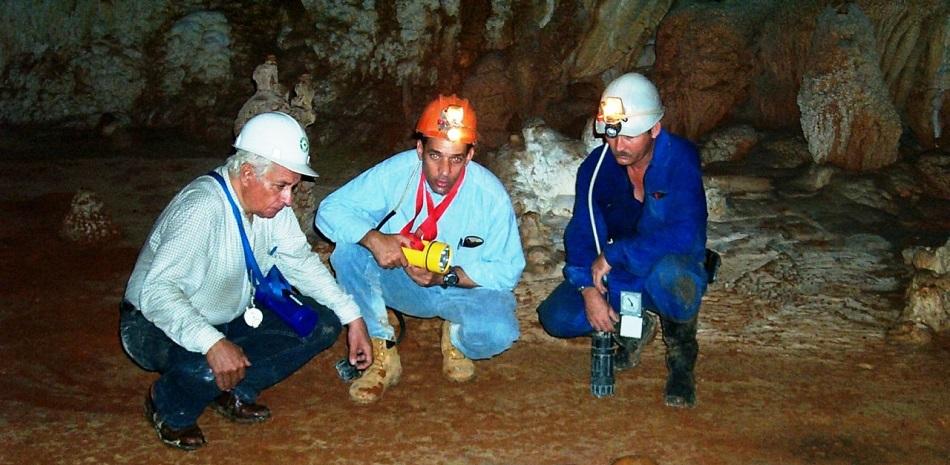 El geólogo Osiris de León, al centro con casco naranja, dirigió en 2002 un estudio geofísico sobre las cavernas del Gran Parque de Las Américas. ©Cortesía Osiris de León