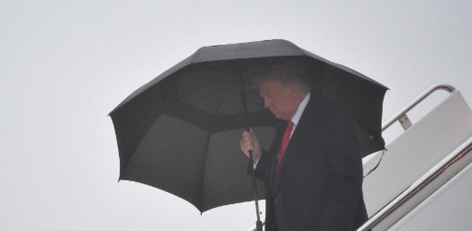 Donald Trump bajando de su avión. / AFP