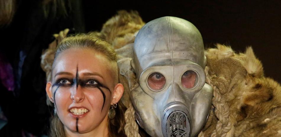Las mascarillas y tapabocas poblarán las celebraciones de Halloween el año de la pandemia. EFE/EPA/TATYANA ZENKOVICH