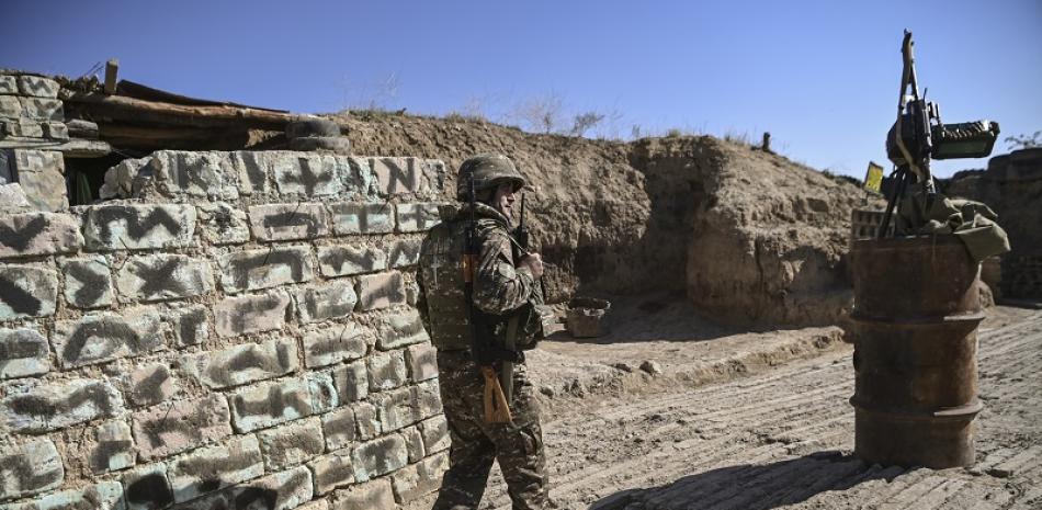 Un soldado armenio camina mientras las tropas mantienen posiciones en la línea del frente el 25 de octubre de 2020, durante los combates en curso entre las fuerzas armenias y azerbaiyanas sobre la región separatista de Nagorno-Karabaj.

Foto Aris Messinis / AFP