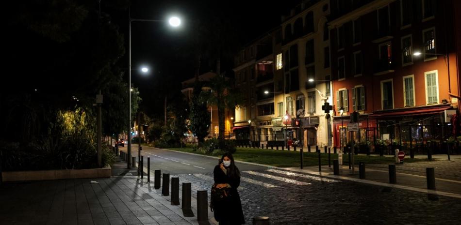 Una mujer sentada en una calle vacía en Niza, sureste de Francia, el 24 de octubre de 2020, durante el toque de queda nocturno del virus para luchar contra la propagación de la pandemia Covid-19 causada por el nuevo coronavirus.
Valery HACHE / AFP