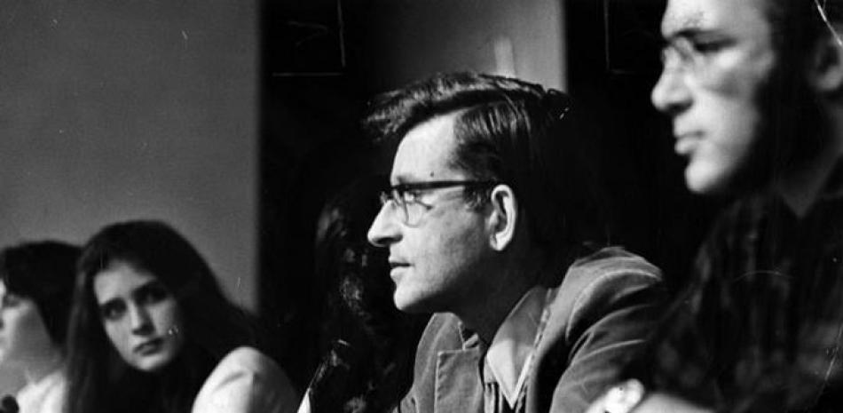 Noam Chomsky, segundo por la derecha, en un acto celebrado en la Universidad de Boston en 1971