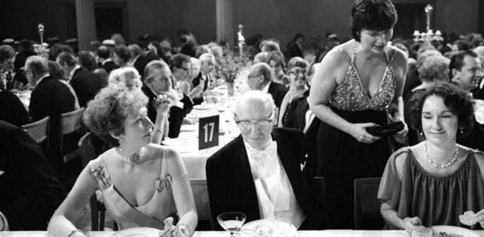 De izquierda a derecha: la princesa sueca Christina Magnuson y el escritor Isaac Bashevis Singer, en el banquete de celebración del Nobel de Literatura en Estocolmo, 1978. CHUCK FISHMAN GETTY IMAGES
