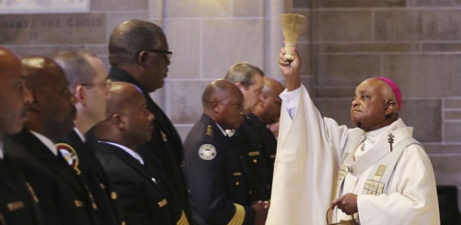 El arzobispo Wilton Gregory en una ceremonia en honor a cuerpos de rescate en Atlanta, el 11 de septiembre del 2015. El papa Francisco nombró a 13 nuevos cardenales, a Gregory entre ellos, el 25 de octubre de 2020. (Bob Andres/Atlanta Journal-Constitution via AP, File)