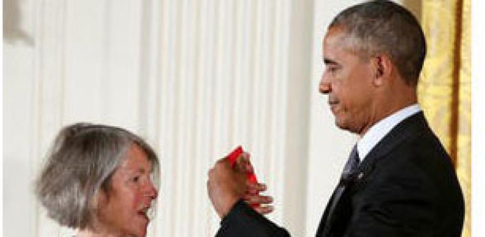 El expresidente Barack Obama impone la medalla por el Premio Pulitzer obtenido por la autora años atrás.