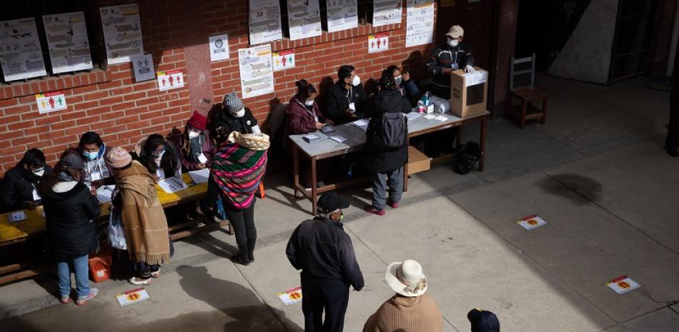 La fila frente a un centro de votación en una escuela en El Alto, Bolivia, mientras los ciudadanos elegían al presidente del país, el 18 de octubre de 2020. (Tyler Hicks/The New York Times).