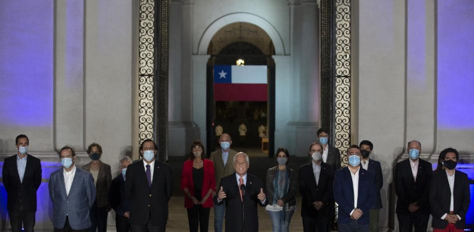 El presidente de Chile, Sebastián Piñera, habla en el palacio presidencial de La Moneda, en Santiago, el 25 de octubre de 2020 tras los resultados de la votación del referéndum constitucional. Claudio Reyes / AFP
