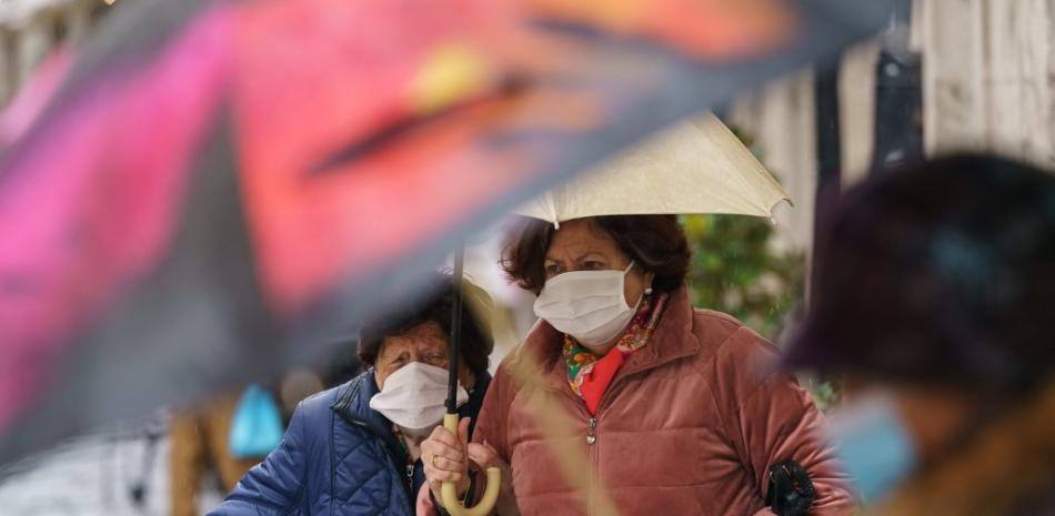 Personas con mascarillas caminan en Burgos, norte de España, el 21 de octubre de 2020, el primer día de un encierro de dos semanas en un intento de limitar el contagio del nuevo coronavirus COVID-19 en la zona. César Manso / AFP