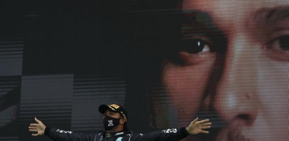 Lewis Hamilton del equipo Mercedes celebra su victoria en el Gran Premio de Portugal, hoy domingo. (AP)