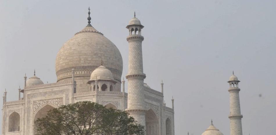 Afueras del Taj Mahal, custodiado por un policía indio. EFE/EPA/STR