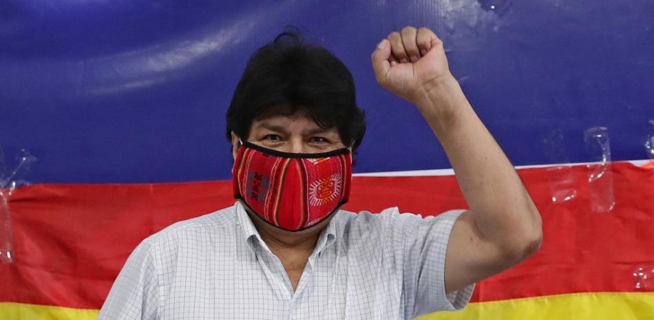 El expresidente boliviano Evo Morales hace un gesto cuando llega a leer un comunicado a la prensa en la Central de Trabajadores de Argentina (CTA) en Buenos Aires.