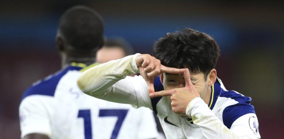 Son Heung-min celebra tras marcar el gol con el que Tottenham derrotó 1-0 a Burnley en la Liga Premier inglesa, este lunes.
