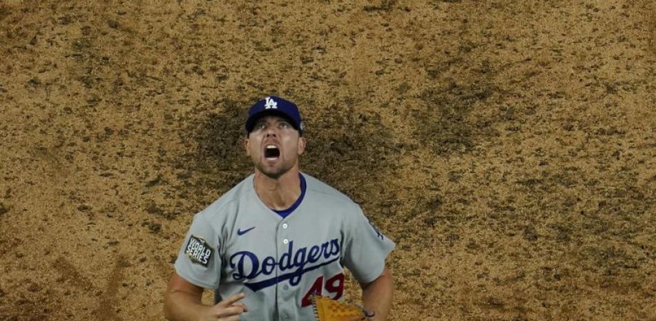 El relevista de los Dodgers de Los Ángeles Blake Treinen celebra su triunfo sobre los Rays de Tampa Bay en el quinto juego de la Serie Mundial.