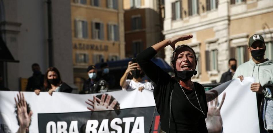 La protesta en contra de las restricciones contra el coronavirus en Roma, el 25 de octubre del 2020. (Cecilia Fabiano/LaPresse via AP)