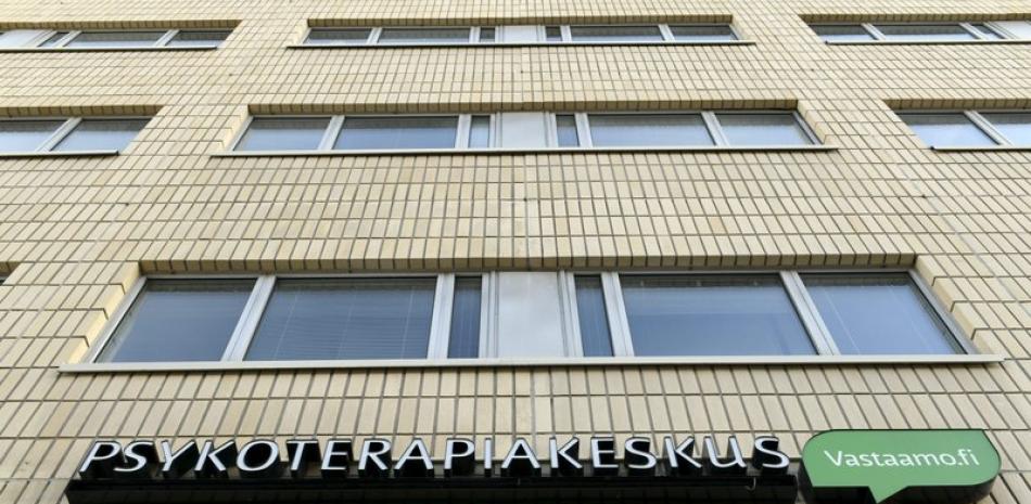 Fachada del centro privado de psicoterapia Vastaamo, en Helsinki, Finlandia, el 24 de octubre de 2020. Un grupo de hackers se infiltró en la base de datos de pacientes de este centro. (Heikki Saukkomaa/Lehtikuva via AP)