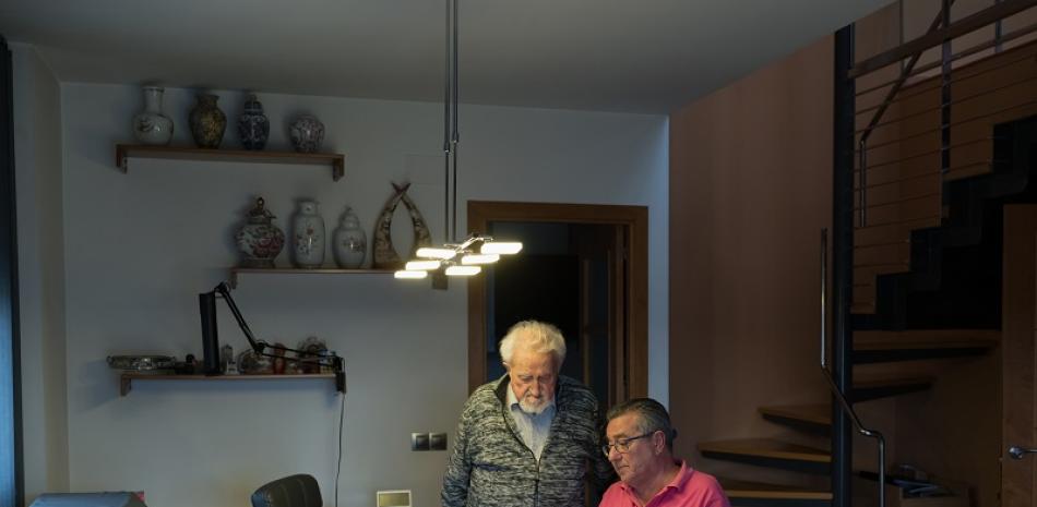 Andreu Canet observa viejas fotos junto a su hijo, Andreu, en su casa en Cardedeu, España, el 2 de octubre de 2020. (Samuel Aranda/The New York Times).