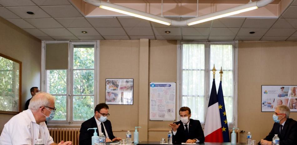 El presidente francés Emmanuel Macron en una reunión con el personal médico del centro hospitalario Rene Dubos, en Pontoise, el 23 de octubre de 2020.